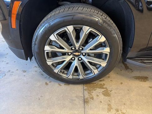 Used 2025 Chevrolet Tahoe High Country AWD/4WD image 9