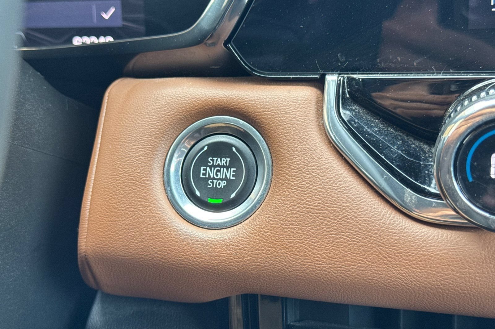 Certified 2023 GMC Canyon AT4 w/ AT4 Premium Package AWD/4WD image 22
