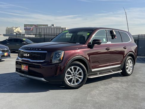Certified 2022 Kia Telluride LX image 2