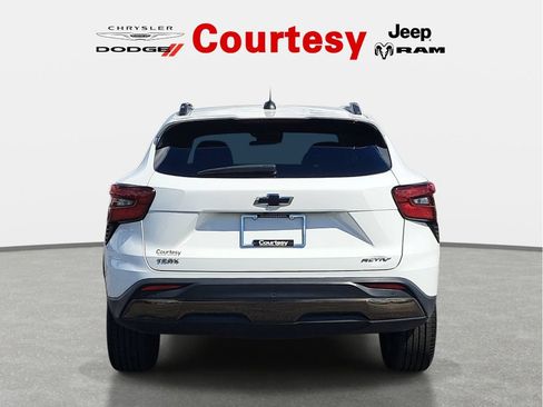 Used 2025 Chevrolet Trax ACTIV w/ Sunroof Package FWD image 5