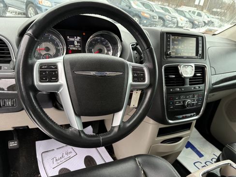 Used 2013 Chrysler Town & Country Touring image 5