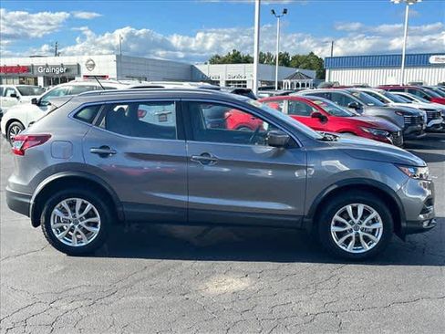 Used 2021 Nissan Rogue Sport SV FWD image 2