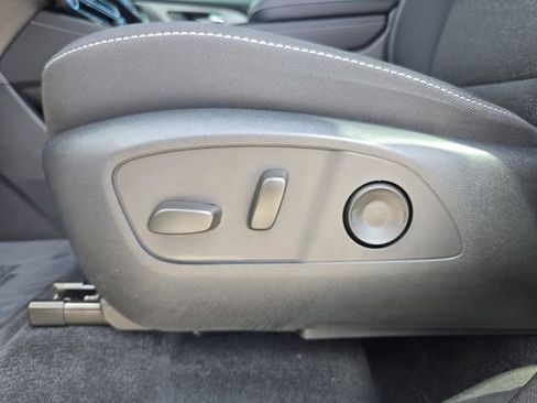 Used 2025 Chevrolet Traverse LT w/ Driver Confidence Package FWD image 17