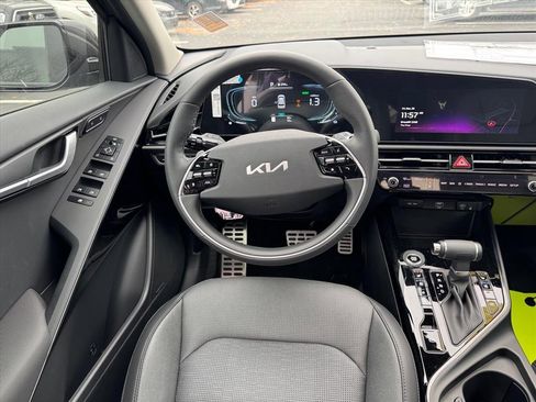 New 2025 Kia Niro SX Touring image 10