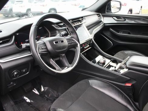 Used 2021 Jeep Grand Cherokee L Laredo image 3