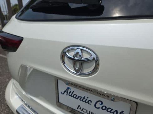 Used 2021 Toyota Highlander Limited FWD image 11