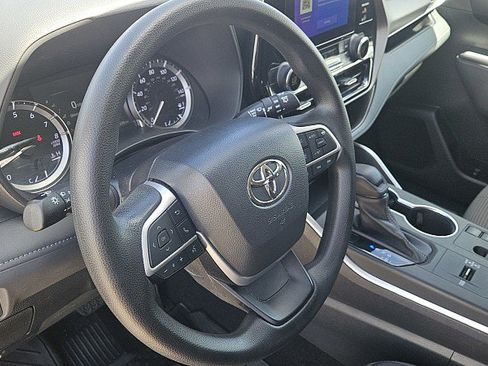 Used 2023 Toyota Highlander L FWD image 18