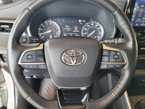 Certified 2021 Toyota Highlander Limited AWD/4WD image 28
