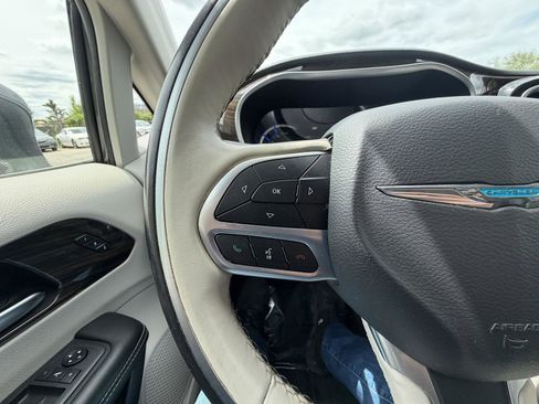 Used 2021 Chrysler Pacifica Limited w/ Premium & Safety Sphere Group FWD image 12