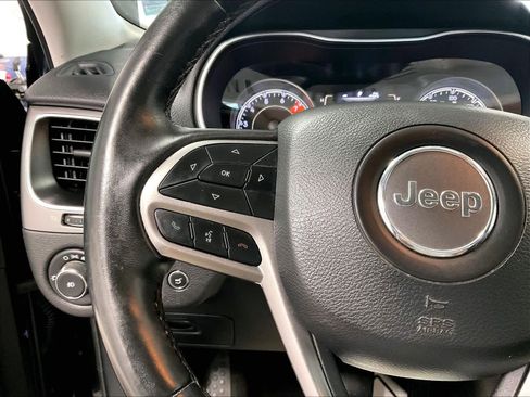 Used 2019 Jeep Cherokee Latitude Plus w/ Comfort/Convenience Group image 22