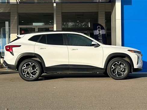 Used 2024 Chevrolet Trax LT w/ Driver Confidence Package image 4