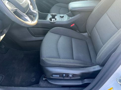 Used 2022 GMC Terrain SLE w/ Driver Convenience Package FWD image 16