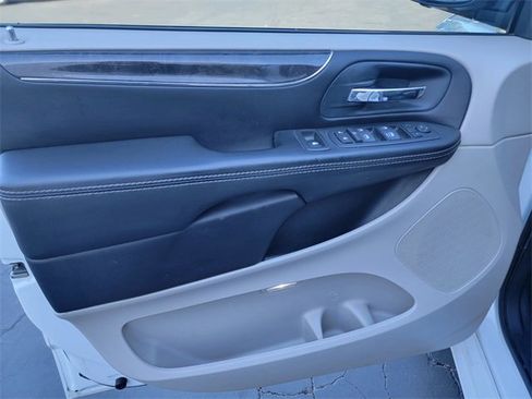 Used 2014 Chrysler Town & Country Touring image 10