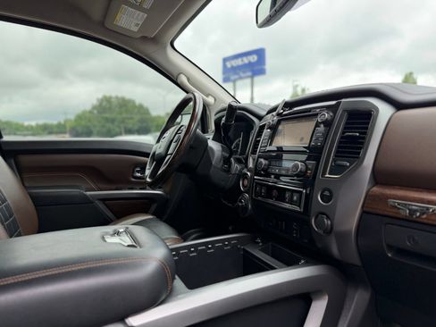 Used 2018 Nissan Titan SV AWD/4WD image 32
