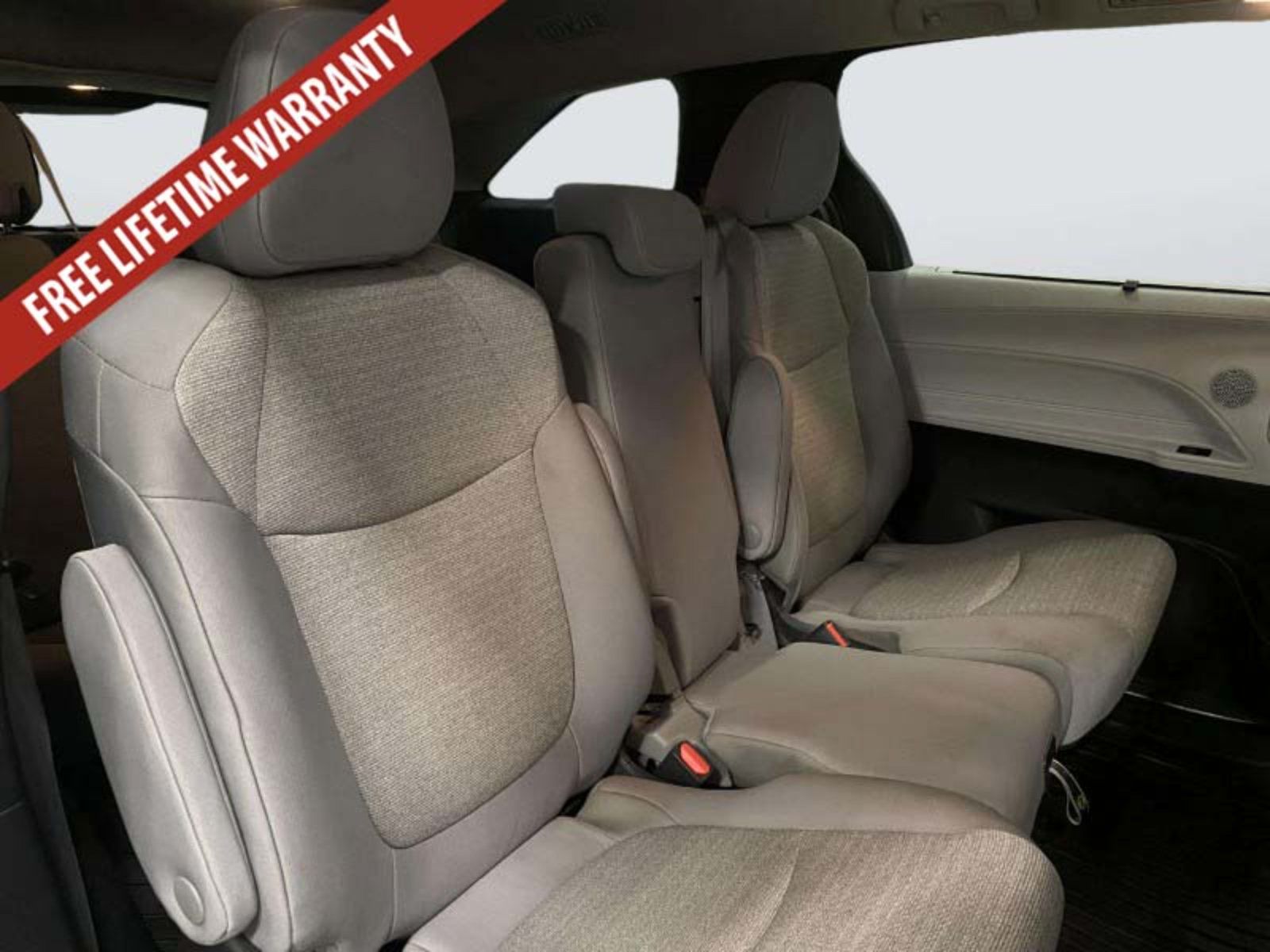 Used 2025 Toyota Sienna LE FWD image 37