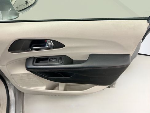 Used 2020 Chrysler Pacifica Touring-L FWD image 34