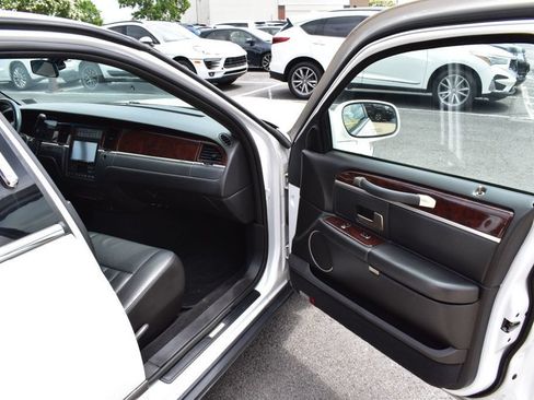 Used 2007 Lincoln Town Car Executive RWD image 16