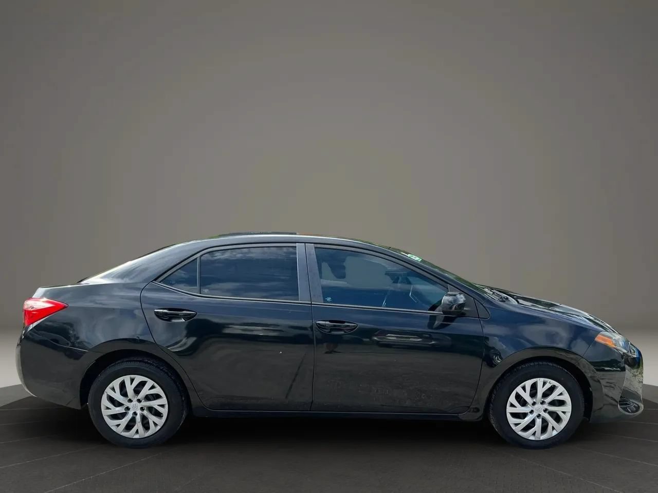 Used 2017 Toyota Corolla LE FWD image 8