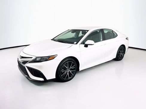 Used 2024 Toyota Camry SE image 3