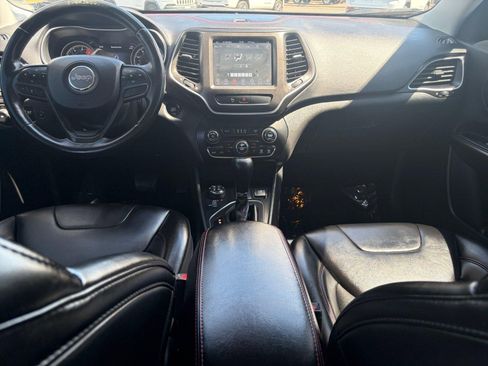 Used 2019 Jeep Cherokee Trailhawk w/ Comfort/Convenience Group AWD/4WD image 17