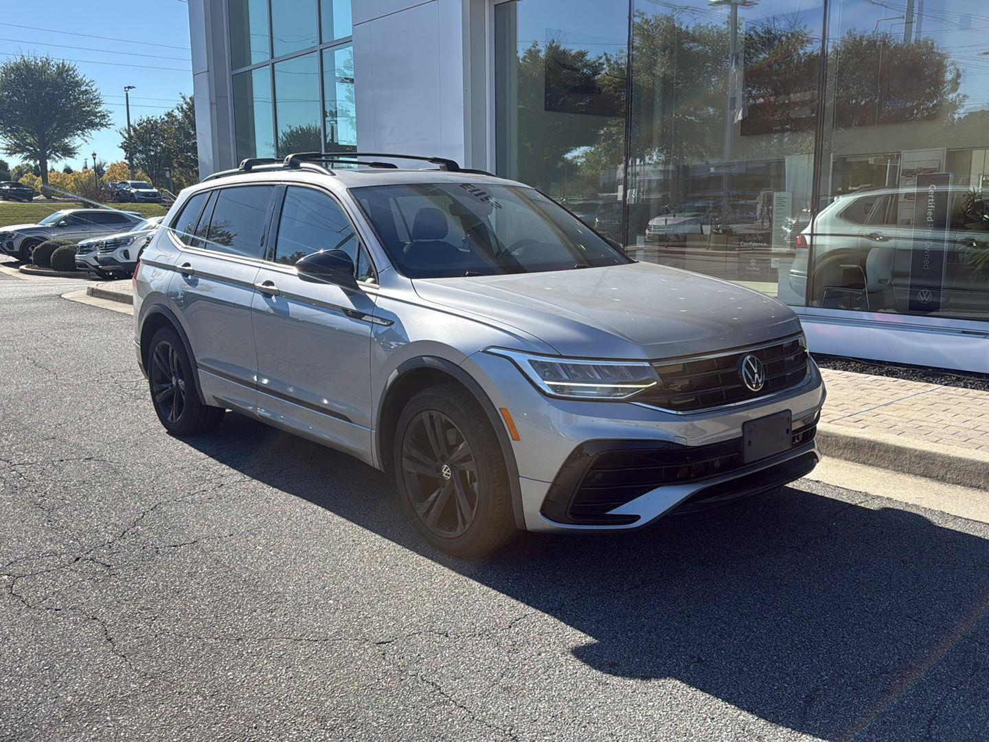 Used 2023 Volkswagen Tiguan SE R-Line FWD image 2