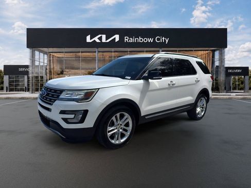 Used 2017 Ford Explorer XLT w/ Equipment Group 202A AWD/4WD image 3