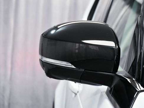 Used 2025 Land Rover Discovery S image 80