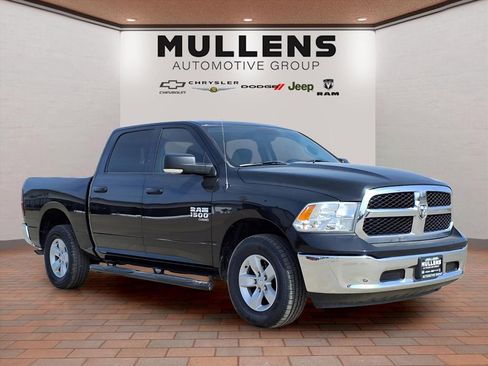 Used 2019 RAM 1500 Classic SLT w/ Luxury Group image 3