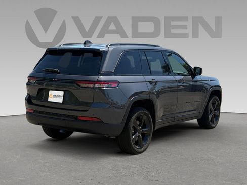 Used 2024 Jeep Grand Cherokee Altitude image 19