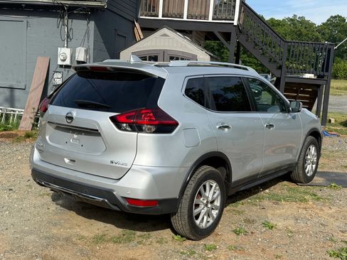 Used 2020 Nissan Rogue SV AWD/4WD image 3