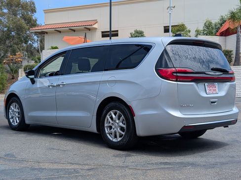 Used 2024 Chrysler Pacifica Touring-L FWD image 13