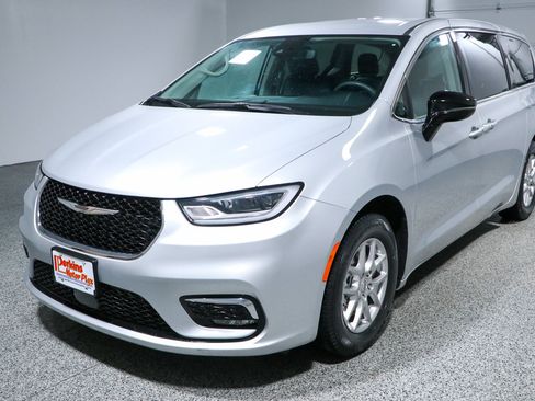 Used 2024 Chrysler Pacifica Touring-L FWD image 32