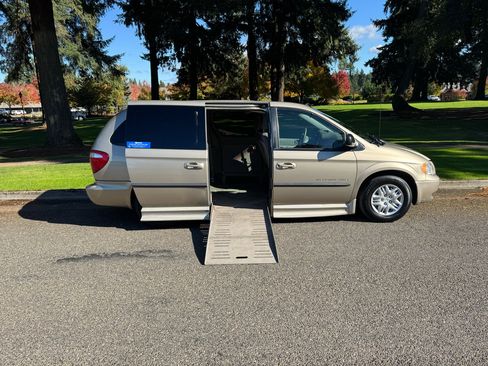 Used 2002 Dodge Grand Caravan Sport image 2