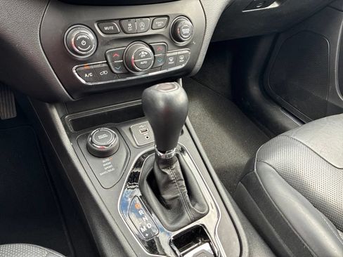 Used 2019 Jeep Cherokee Limited AWD/4WD image 27
