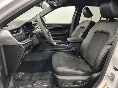 New 2025 Jeep Grand Cherokee Altitude image 18