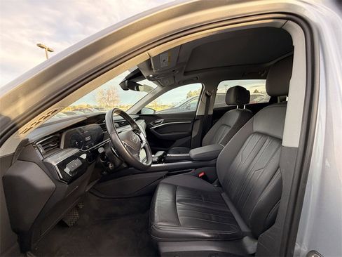 Used 2022 Audi e-tron Premium w/ Convenience Plus Package image 3