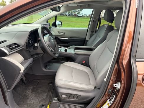 Used 2022 Toyota Sienna XLE FWD image 11