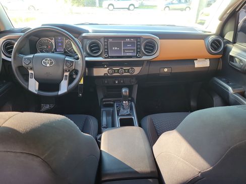 Used 2020 Toyota Tacoma SR5 image 10