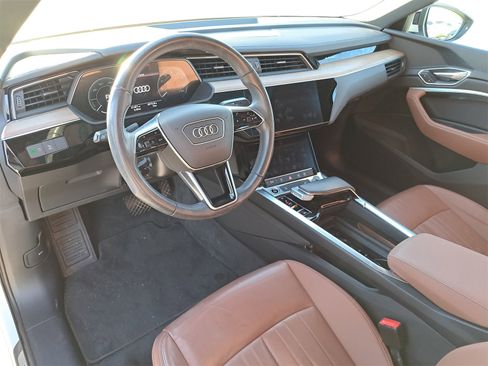 Used 2024 Audi Q8 e-tron Premium image 5
