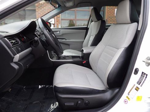 Used 2017 Toyota Camry SE image 10