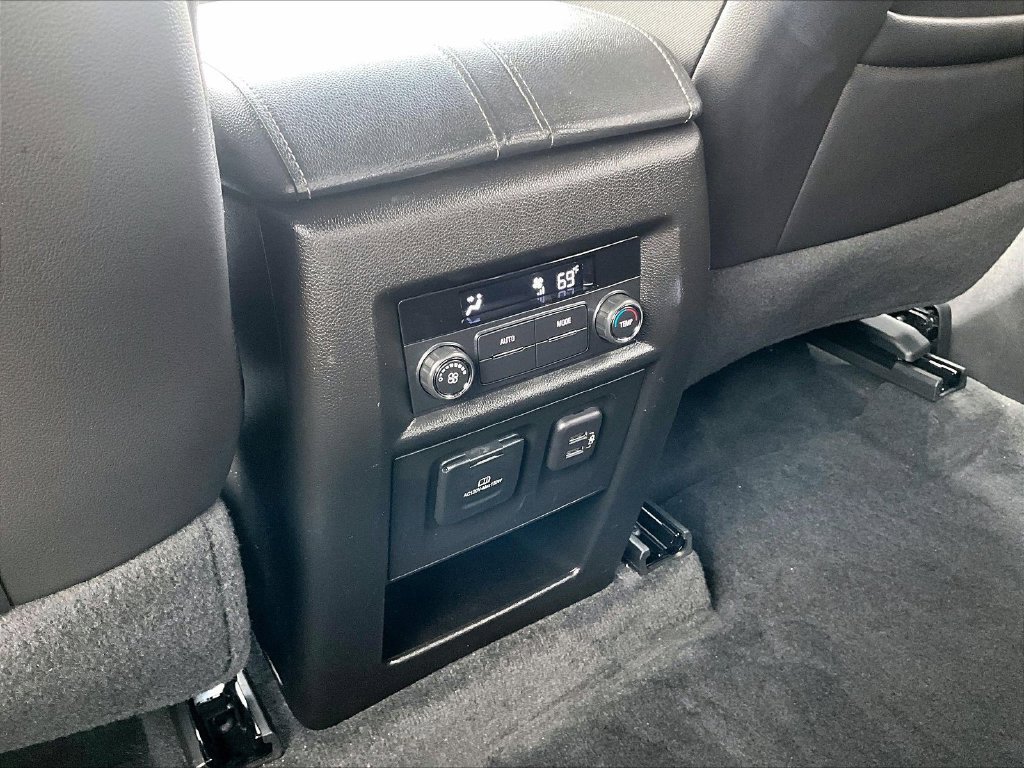 Used 2023 Chevrolet Traverse LT w/ LT Premium Package AWD/4WD image 12