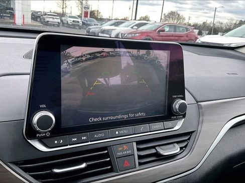 Used 2024 Nissan Altima 2.5 SV image 11