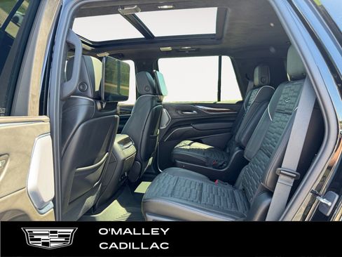 Certified 2023 Cadillac Escalade Sport Platinum w/ LPO, ONYX Package AWD/4WD image 11