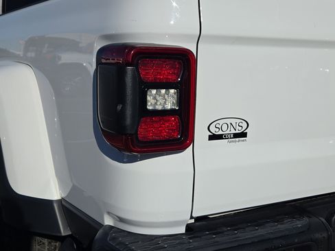 Used 2021 Jeep Gladiator Sport image 30