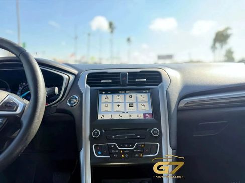 Used 2018 Ford Fusion SE w/ Fusion SE Technology Package FWD image 17