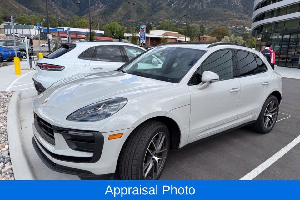 Certified 2024 Porsche Macan AWD/4WD image 2