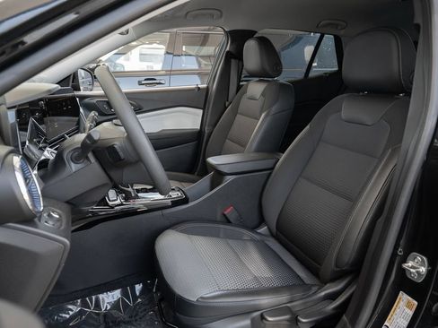 Used 2025 Chevrolet Trax LT FWD image 18