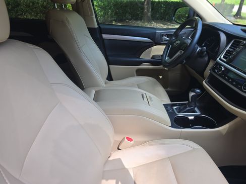 Used 2016 Toyota Highlander XLE FWD image 10