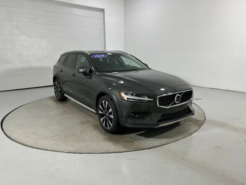 Used 2020 Volvo V60 T5 Cross Country AWD/4WD image 2