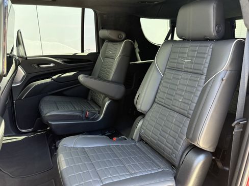 Used 2024 Cadillac Escalade ESV V AWD/4WD image 13